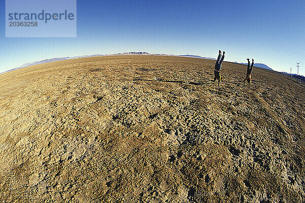 Zwei Leute machen Handstände in der Wüste. Kalifornien  USA