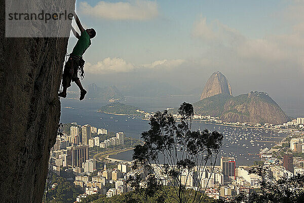 Ein Kletterer in Aktion in Rio de Jainero  Brasilien.