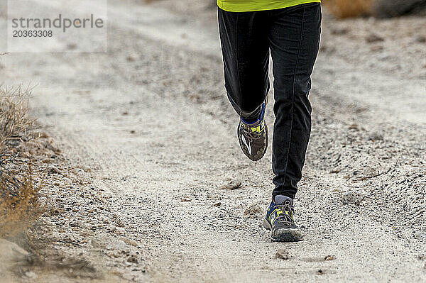 Nahaufnahme von Beinen und Füßen beim Trailrunning