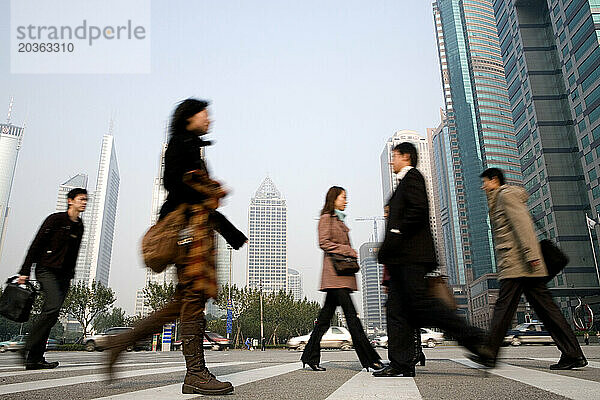 Arbeiter auf ihrem Fußgängerweg  Shanghai  China.
