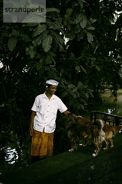 Traditionelle balinesische Zeremonie  Junge in Nationaltracht.