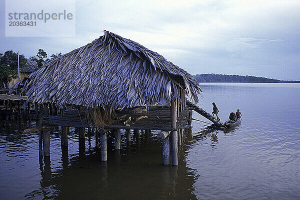 Warao-Indianer in ihrem Stelzendorf im Orinoco-Delta  Venezuela  Südamerika