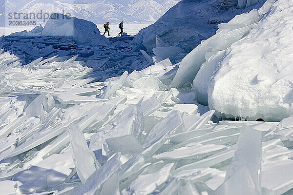Zwei Menschen wandern im Winter auf dem zugefrorenen Baikalsee in Sibirien  Russland.