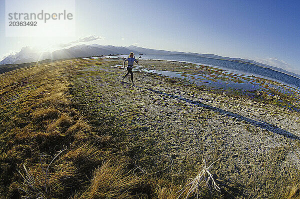 Trailrunning-Frau am Mono Lake  in der Nähe von Lee Vining  Kalifornien (selektiver Fokus)