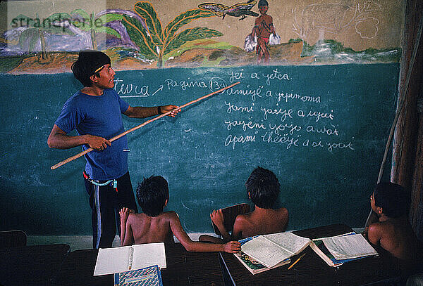 Yanomami im Klassenzimmer  Amazonas  Venezuela