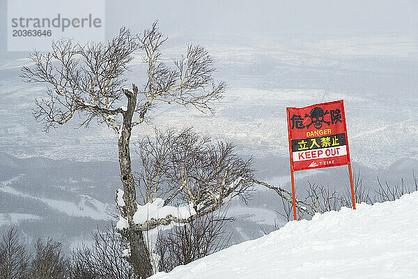 Schild mit Totenkopfwarnung vor Gefahr im Sapporo Teine Resort
