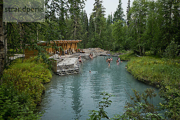 Touristen entspannen sich in Laird Hot Spring  British Columbia  Kanada