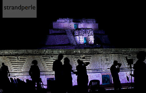 Touristen besuchen die Maya-Ruinen von Uxmal nach einer theatralischen Laserlichtshow auf der Halbinsel Yucatan  Mexiko