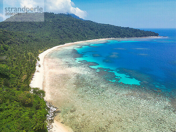 Indonesien Anambas-Inseln - Drohnenansicht der Insel Telaga