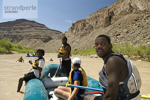 Eine Gruppe Kinder macht eine Pause während einer Rafting-Expedition auf dem Dolores River in Mexican Hat  Utah  USA.