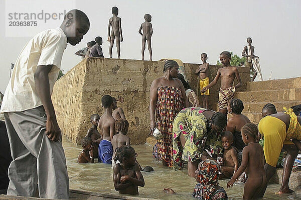 Afrikanische Menschen baden und waschen Kleidung im Niger  direkt vor dem Gao-Markt  Mali  Westafrika