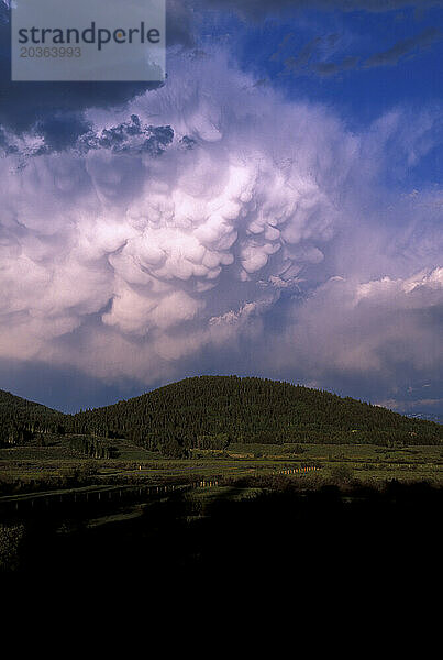 Eine Gewitterwolke steigt über dem Steamboat Lake State Park  Colorado auf.