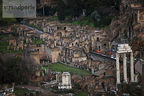Ein Blick auf den Tempel von Castor und Pollux  rechts  im Forum Romanum in Rom
