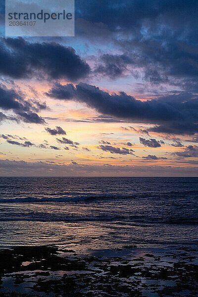 Sonnenuntergang am Meer  leuchtende Farben eines tropischen Sonnenuntergangs. Bali