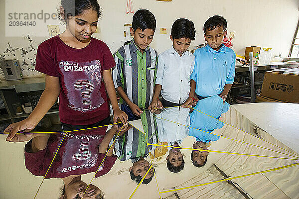 Vier indische Kinder bauen eine Solarheizung