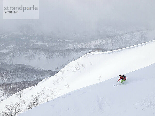 Ein Skifahrer fährt den Annapuri-Berg in Niseko  Japan  hinunter.