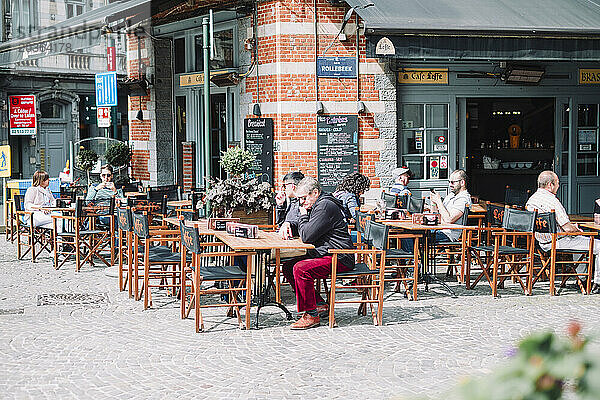 Menschen auf der Terrasse einer Bar in Brüssel  Belgien