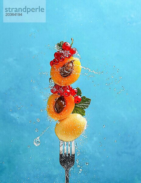 Frische Früchte mit Wasserspritzer. Symbol für Frische und Vitalität.