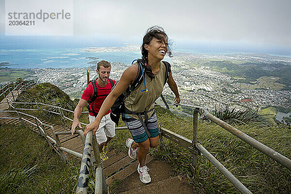 Ein Extremwanderer verfolgt Norton und führt einen Freund auf der Haiku-Treppe in Oahu  Hawaii