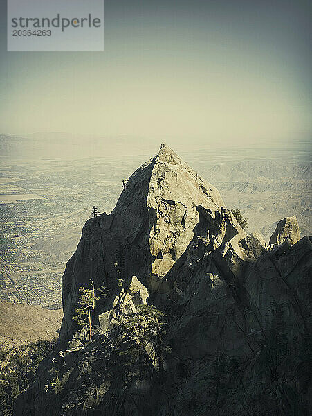 Ein Mann besteigt einen Berg im San Jacinto State Park in der Nähe von Palm Springs  Kalifornien.