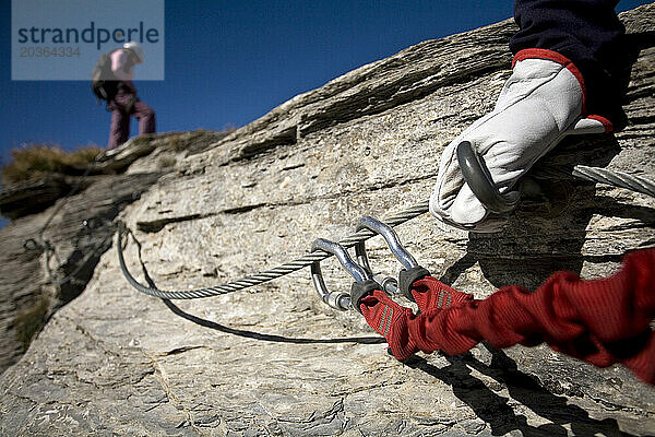 Eine Nahaufnahme der am Seil befestigten technischen Ausrüstung beim Klettersteigsport.