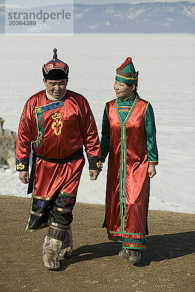 Ein lokales burjatisches Paar  das gerade in einer traditionellen Zeremonie auf der Insel Olchon  Sibirien  Russland  geheiratet hat.