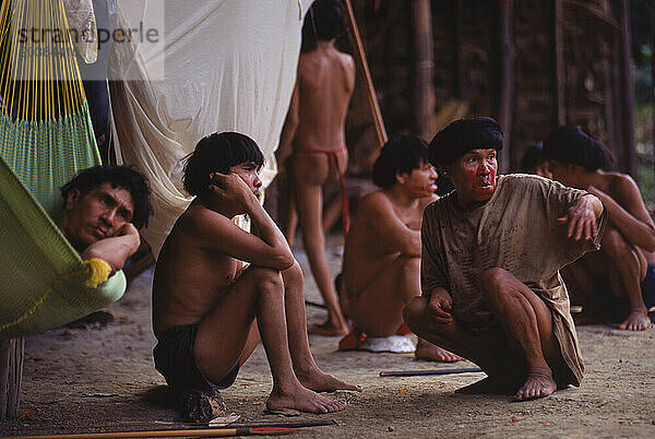 Yanomami-Indianer-Schamane im Dorf Irokai-teri  Venezuela  Südamerika