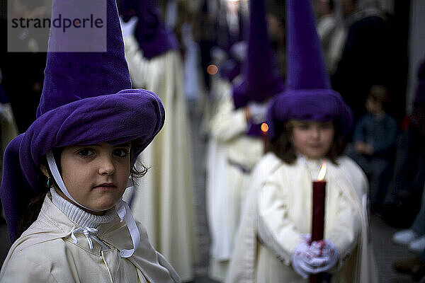 Kinder nehmen an einer Prozession der Karwoche in Cádiz in der spanischen Region Andalusien teil