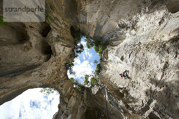 Kletterer in der Grotta dell Edera  Finale Ligure  Ligurien  Italien