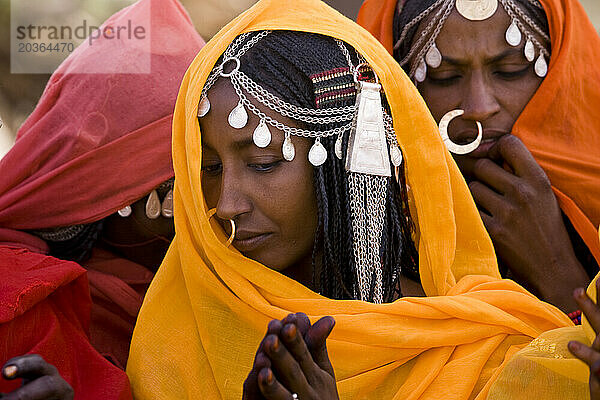 Shanabla-Frau singt bei einer Hochzeitsfeier in der Nähe von El Obeid  Nordkordofan  Sudan. Als Nomadenstamm züchten sie Kamele.