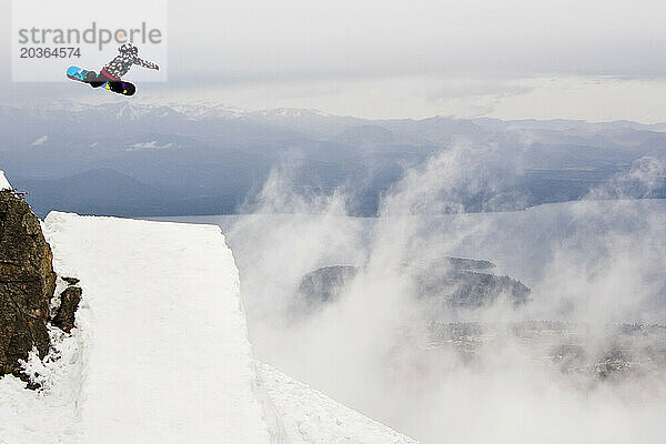 Eine Snowboarderin macht einen Sprung am Cerro Catedral in Argentinien