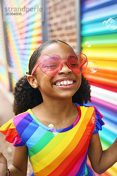 Junges Mädchen mit großem Lächeln vor einem Wandgemälde in Washington  DC