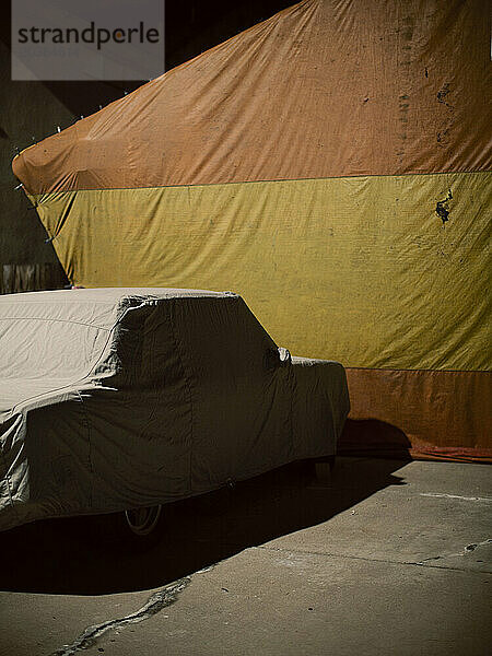 Ein nächtliches Haus in San Diego steht unter einem Zelt  da es innen begast wird  um einen Termitenbefall zu behandeln.