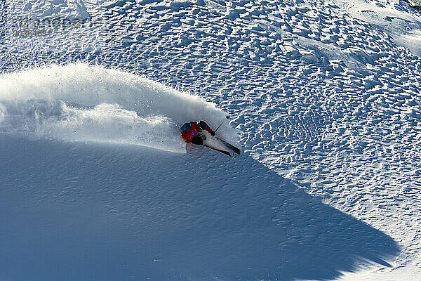 Erhöhte Ansicht einer Person beim Skifahren  Verbier  Wallis  Schweiz