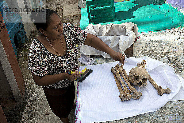 Frau reinigt Knochen