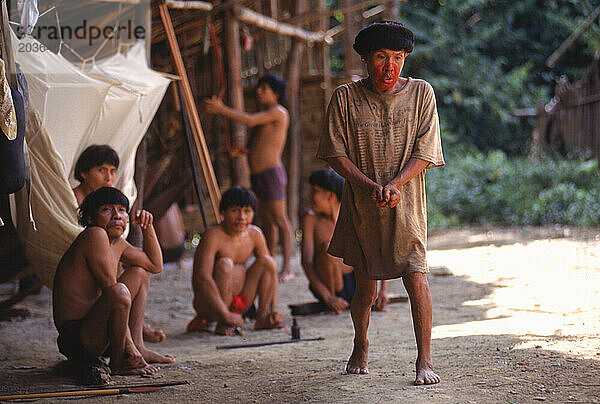Yanomami-Indianer-Schamane im Dorf Irokai-teri  Venezuela  Südamerika