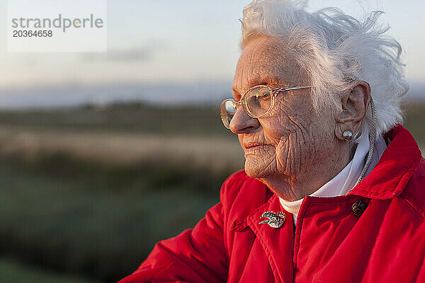 Außenporträt einer älteren Frau  die wegschaut  Freemont  Kalifornien  USA