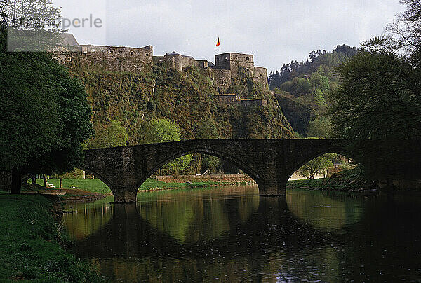 Eine Brücke über einen kleinen Schlosssee  Türkei.