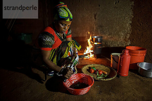 Tansanische Frau kocht Abendessen