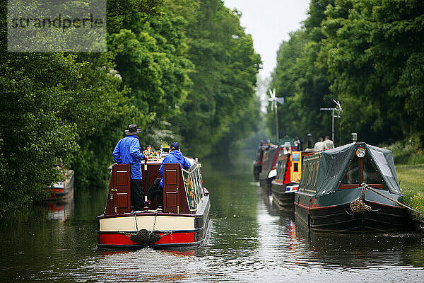 Hausbootbesitzer passieren die Shade House Lock auf ihrem Kanal-Narrowboat in Fradley Junction  Staffordshire  England.