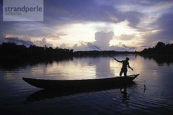 Warao-Indianer beim Angeln in der Abenddämmerung im Orinoco-Delta  Orinoco-Fluss  Venezuela  Südamerika