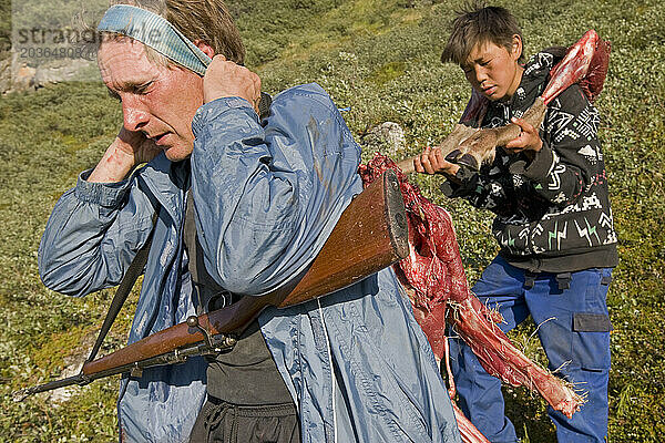 Pflegeeltern und Pflegekinder bringen Karibufleisch zurück in ein Sommercamp in der Nähe von Nuuk  Grönland.