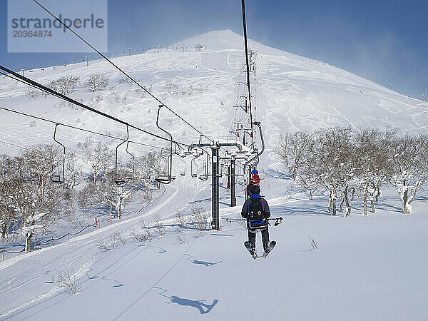 Skifahrer in einem einzigen Sessellift im Skigebiet Niseko  Japan