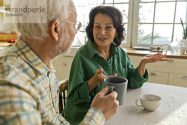 Älteres Paar vergnügt sich gemeinsam  unterhält sich und trinkt Tee