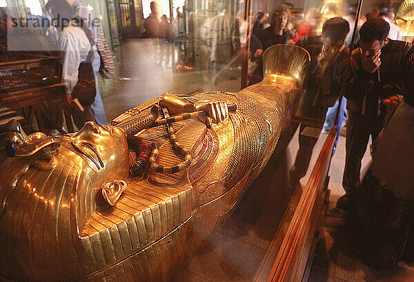 Ein Mann amüsiert sich beim Betrachten einer alten Mumie  Kairo  Ägypten.
