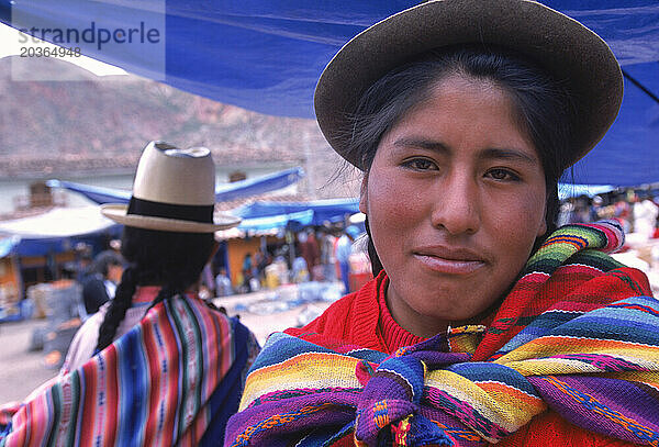 Nahaufnahme einer Frau auf dem Pisac-Markt  Peru.