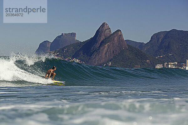 Ein Surfer in Aktion in Arpoador  Rio de Janeiro  Brasilien.
