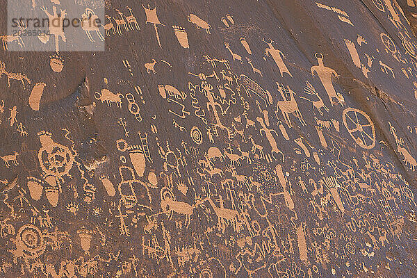 Piktogramme am Newspaper Rock  Canyonlands National Park  Utah  USA.