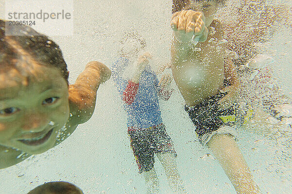 Kinder tauchen unter Wasser.