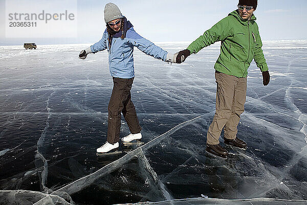 Ein paar Eislaufen auf dem zugefrorenen Baikalsee  Sibirien  Russland.